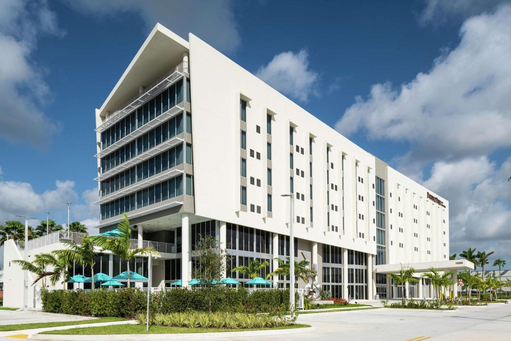 Hotel Doubletree By Hilton Miami Doral Sweetwater Esterno foto